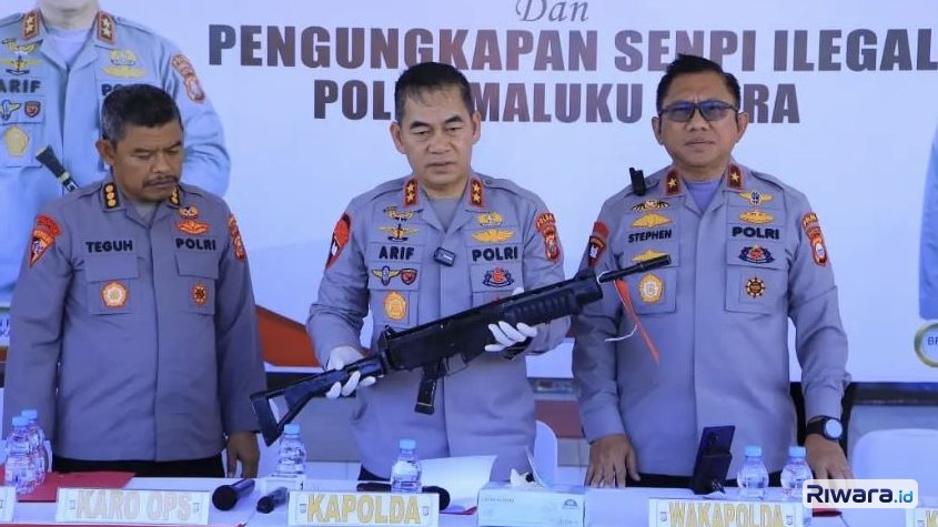 Kapolda Maluku Utara Irjen Pol Arif Budiman menunjukkan senjata api yang gagal diselundupkan ke Papua